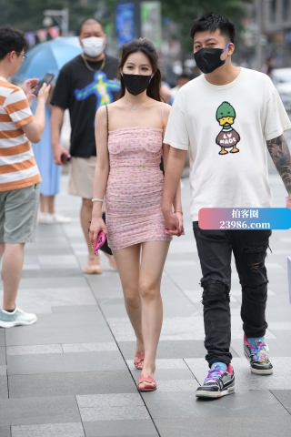 街拍漂亮抹胸裙女友