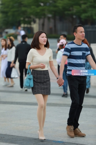 街拍米色高跟鞋知性美姐