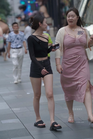 跟闺蜜逛街的灰色热裤女孩