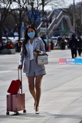 带着口罩的高跟美女