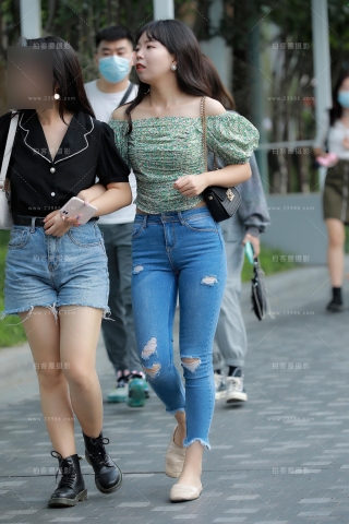 【玻璃街拍】蓝色牛仔裤学妹