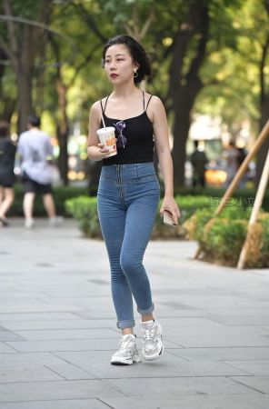 街拍短发的紧身牛仔姐姐