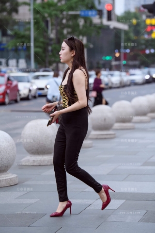 街拍长腿高跟美女