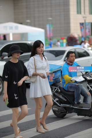 街拍白色连衣裙妹子