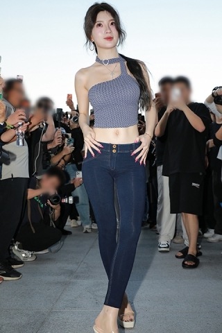 BB酱紧身牛仔裤