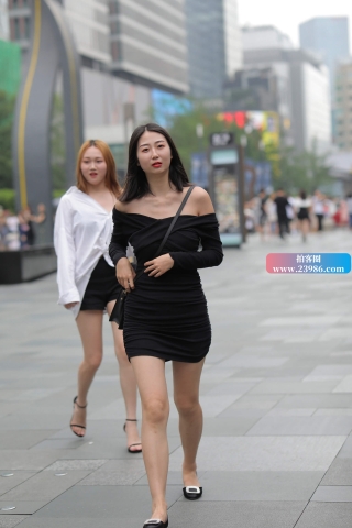 街拍黑色群美眉跟闺蜜逛街