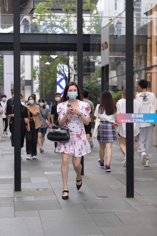 街拍花裙子美女