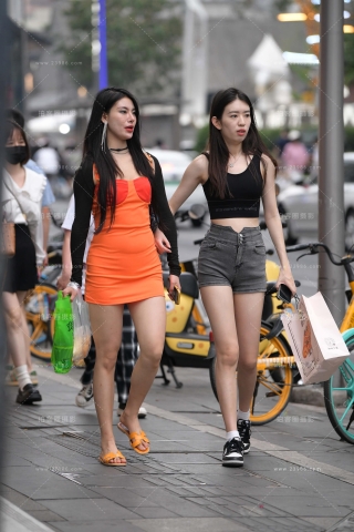 街拍灰色热裤美腿小姐姐