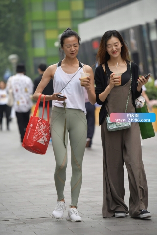 弹力裤运动美眉