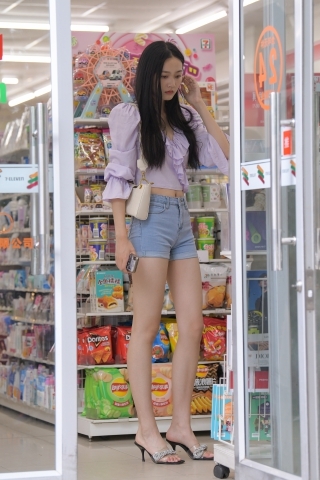 蓝色牛仔热裤长腿美女（城市版）