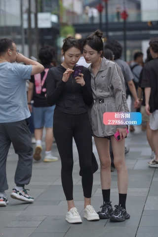 街拍黑色紧身裤小妹~