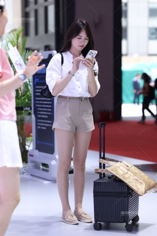 20250429卡其色短裤肉丝轻熟女