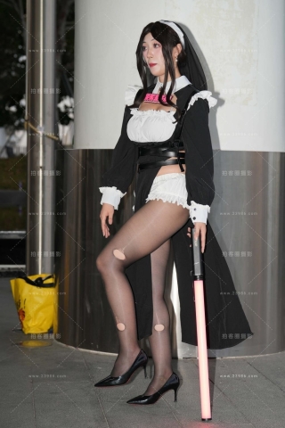 COS的黑丝高跟美眉