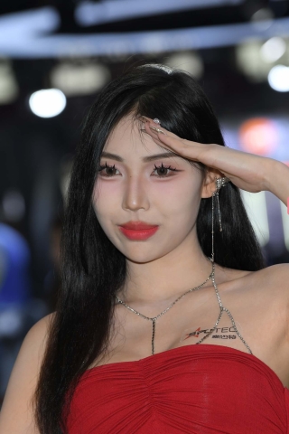 红色包臀裙，美zu模特~