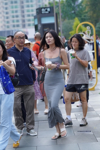 街拍灰色吊带长裙小姐姐