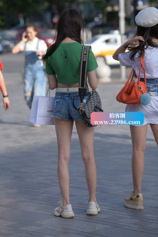 青春活力，热裤小蛮腰