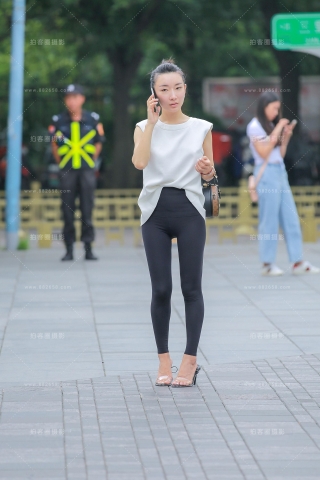 黑瑜伽裤小姐姐