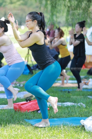 【小默赛帖】第1511篇★姿态舒展紧身美女★