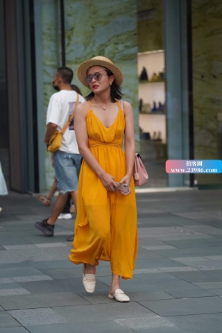 搭讪街拍深V长裙美女