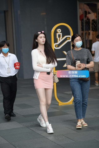 街拍粉色超短裙美腿MM