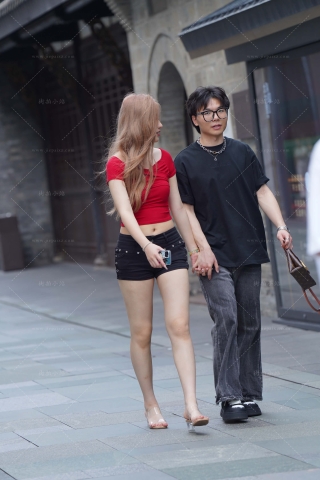 街拍别人家的美腿女盆友