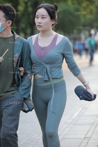 【玻璃街拍】绿色瑜伽裤