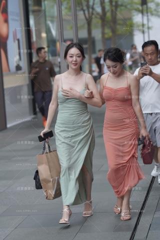 长裙美女姐妹出街