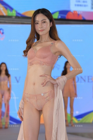 性感内衣秀，一模两套