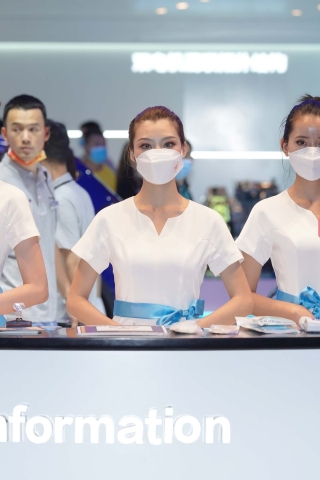 车站柜台礼仪小姐姐