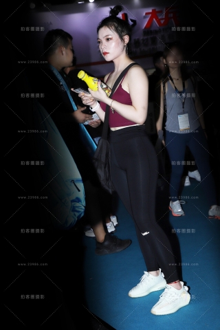 枣红色小背心黑色运动裤女孩