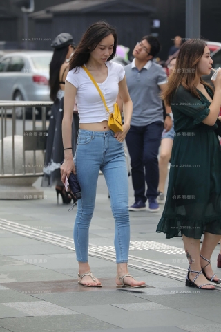 街拍清新素雅紧牛小妹