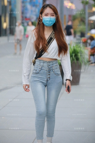 【玻璃街拍】浅蓝紧牛小姐姐