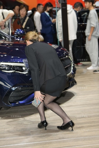 在直播卖大奔的主播~