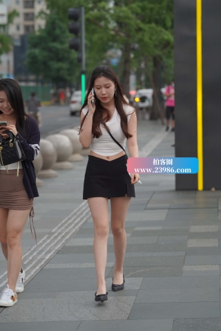 打电话的短裙美眉