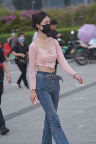 街拍苗条的牛仔裤小姐姐