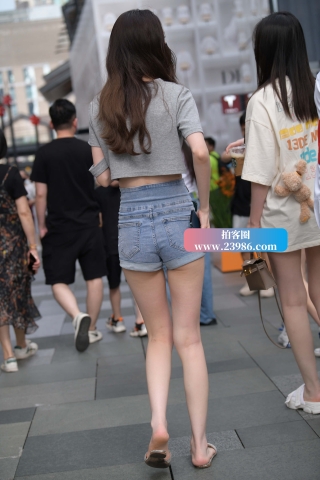 街拍苗条的高腰热牛小姐姐