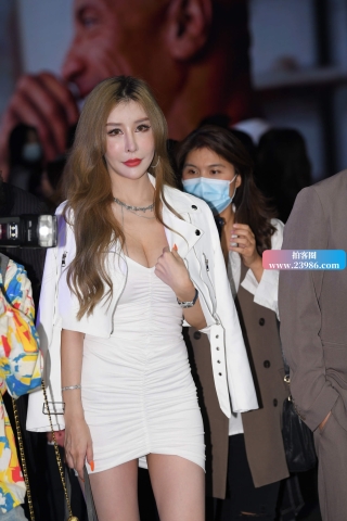 深圳时装周的性感白裙美女