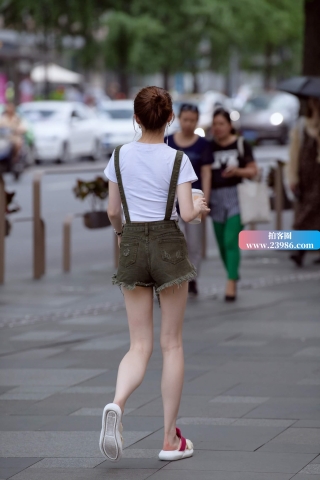 街拍白T恤短热牛小妹