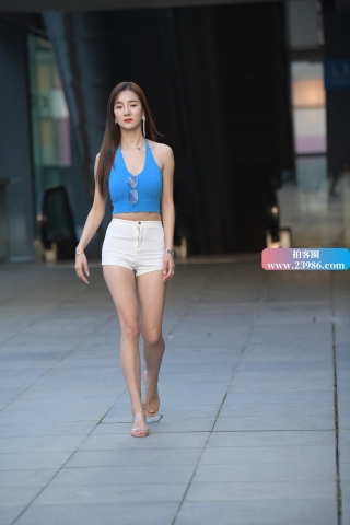 街拍身材苗条高挑的长腿热裤美女