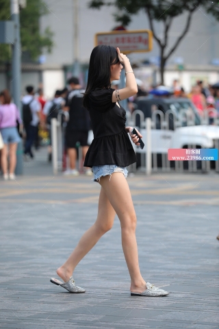 纤细的美腿，热裤小月牙美女