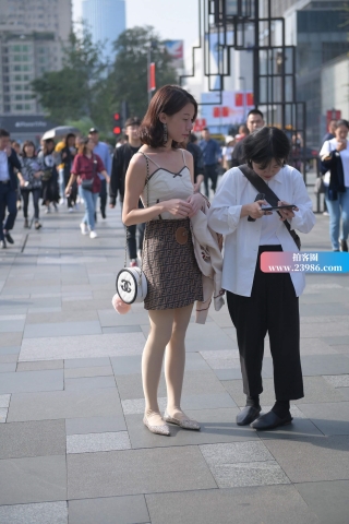 街拍短裙美眉