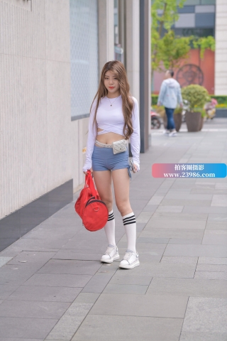 漂亮的运动短裤女孩