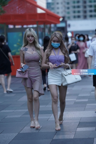 街拍吊带裙美眉