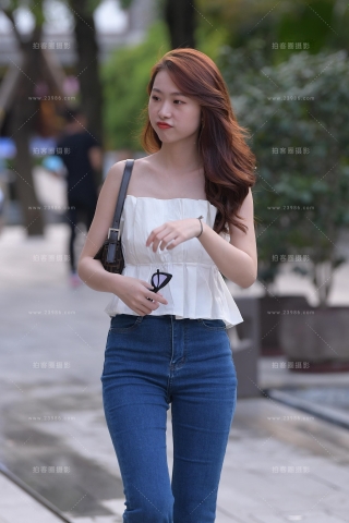 清甜的紧牛美女