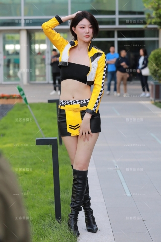 黑皮包臀裙美女