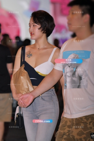 【红石赛帖】夜拍性感牛仔少妇