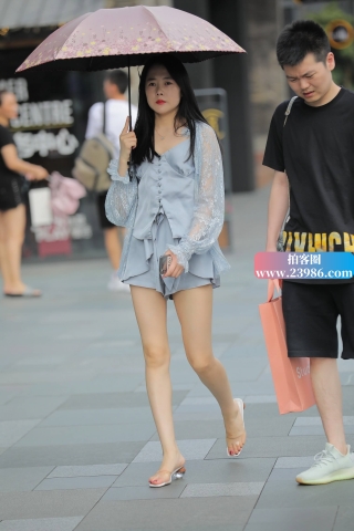街拍极品美腿小姐姐