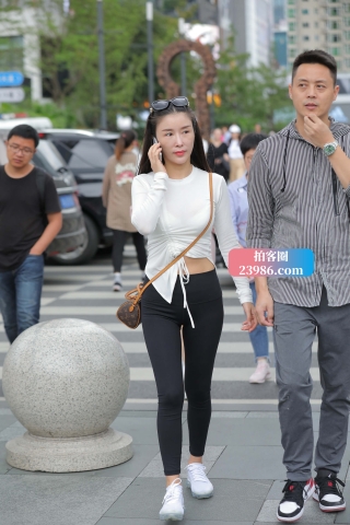 街拍黑色紧身裤美眉