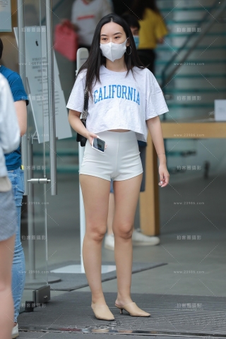 【玻璃赛帖】白色热裤美眉