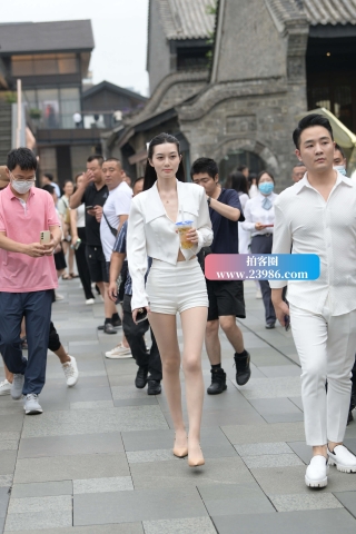 街拍大长腿靓丝美女